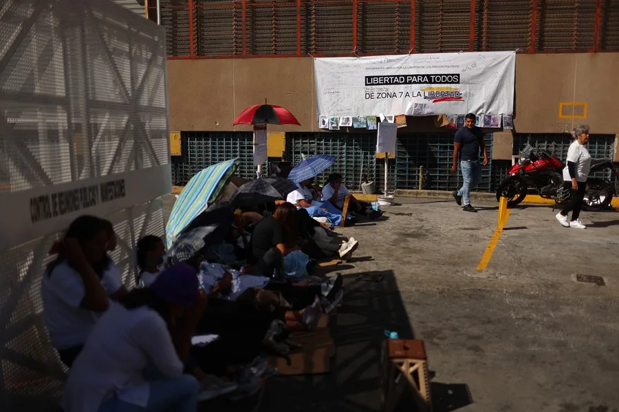Familiares de presos políticos participan en una huelga de hambre, frente al centro penitenciario Zona 7 en Caracas (Venezuela). EFE/ Miguel Gutiérrez.