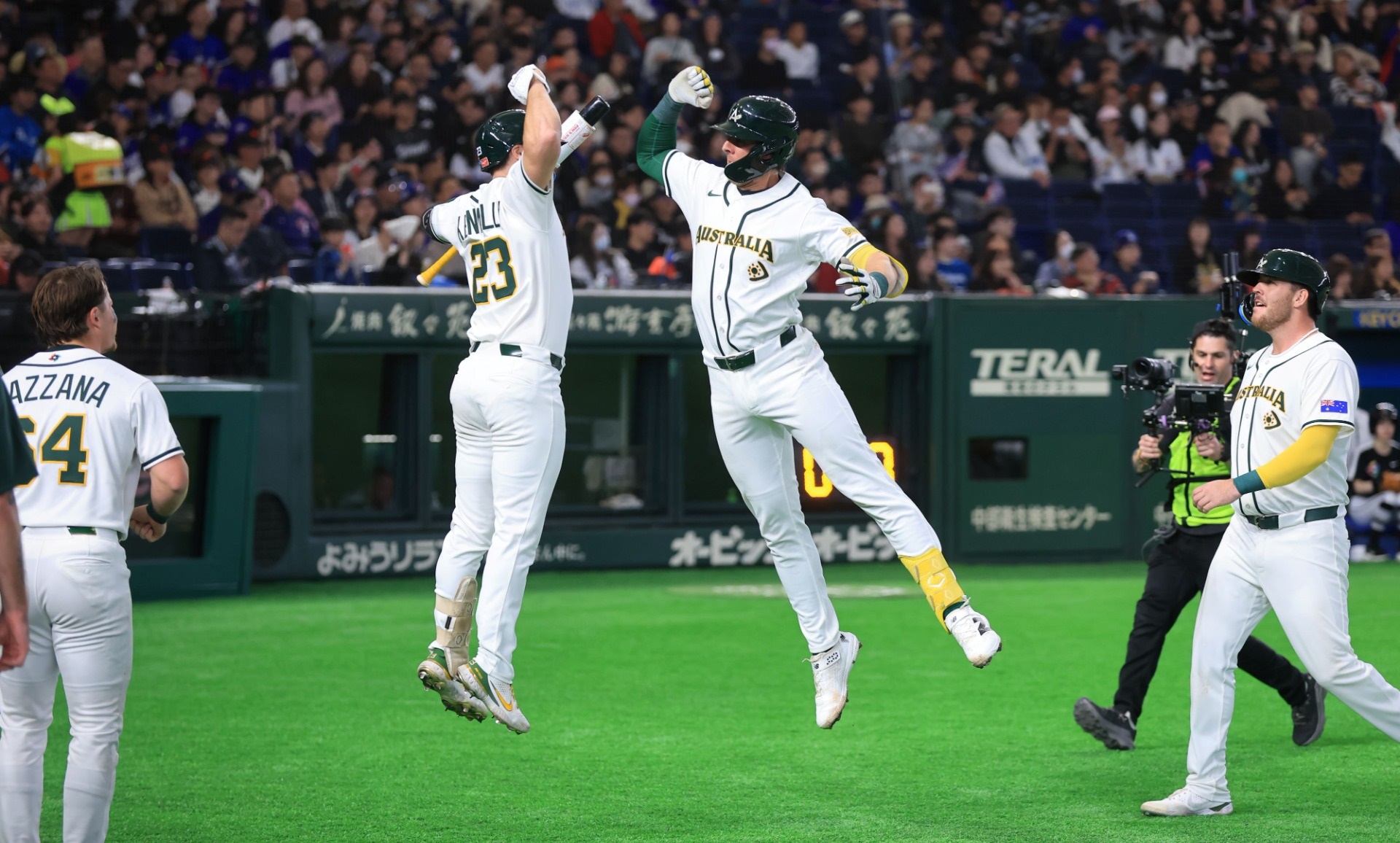 Robbie Perkins celebra su jonrón de dos carreras, las primeras dos vueltas de Australia.