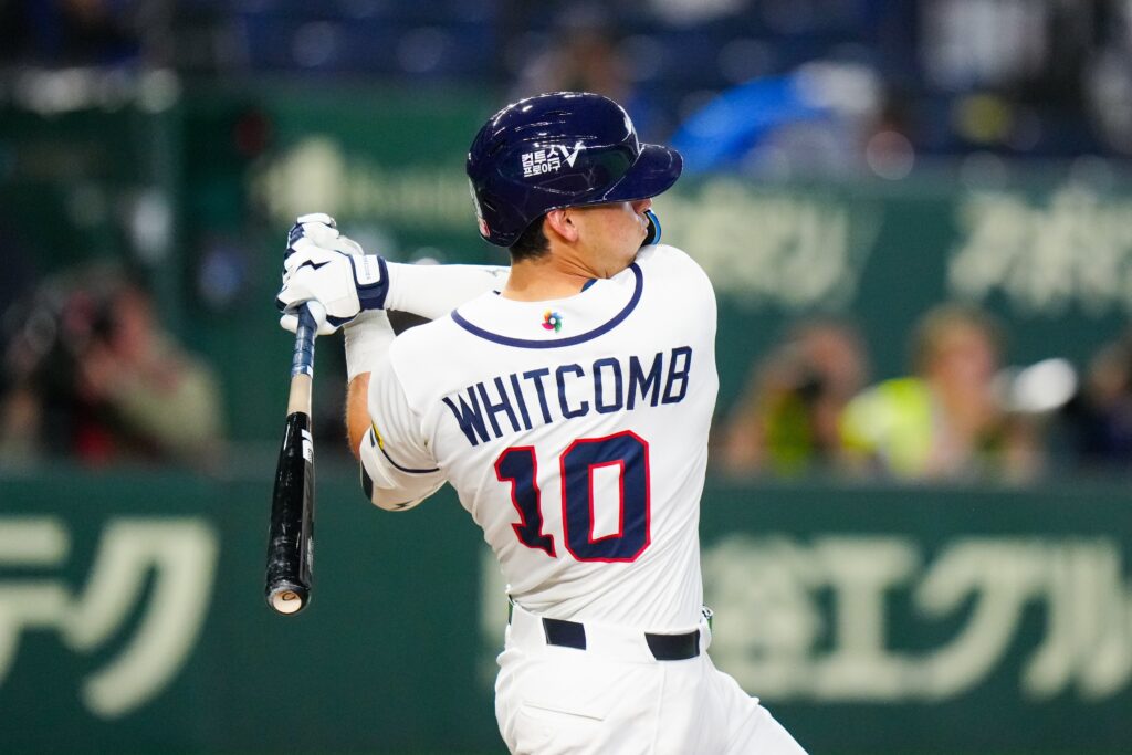 Shay Whitcomb al momento de conectar uno de dos jonrones frente a República Checa.