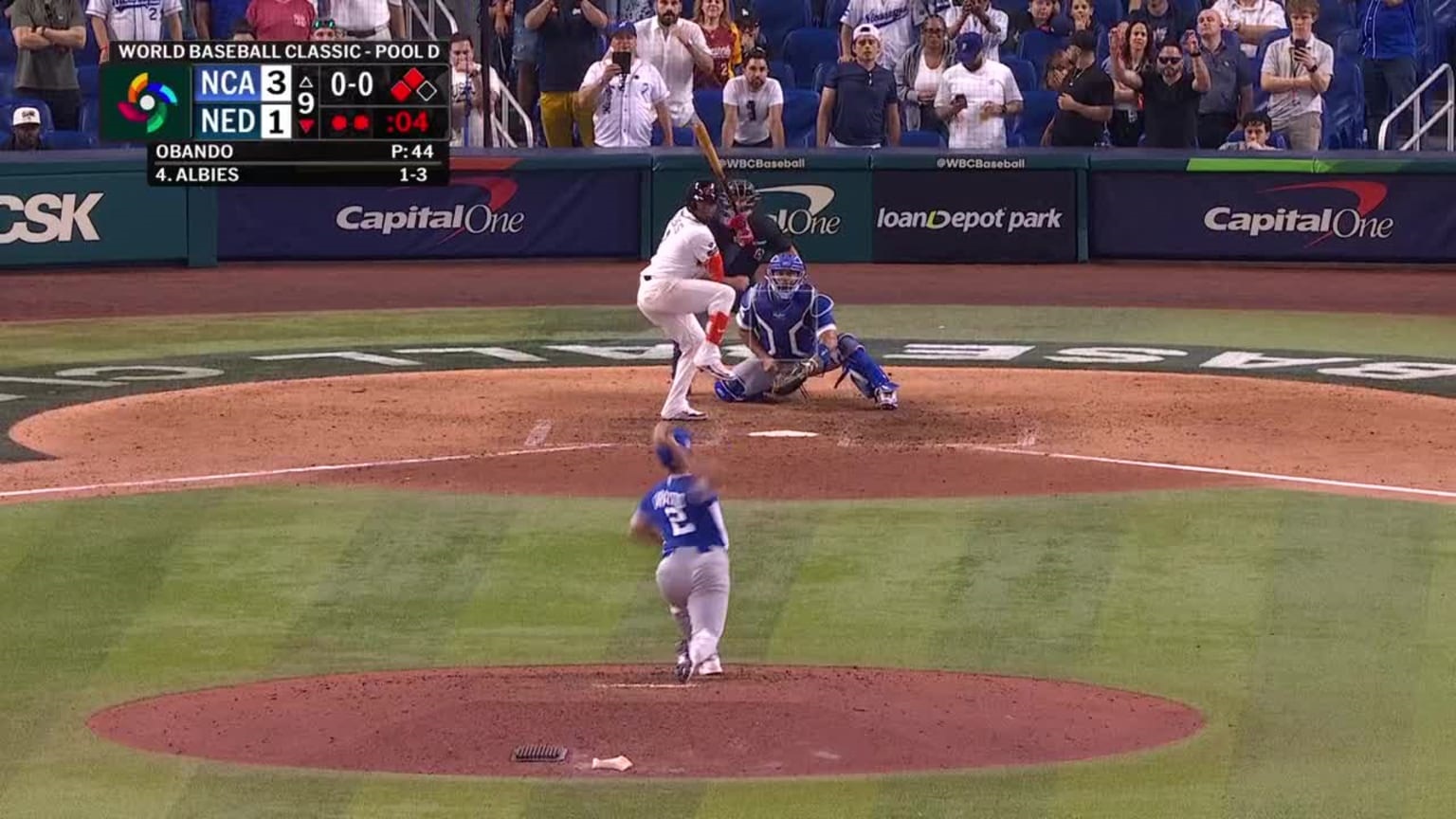 Ozzie Albies de Holanda en el momento que conectaba el milagroso jonrón para ganar 4-3 a Nicaragua.