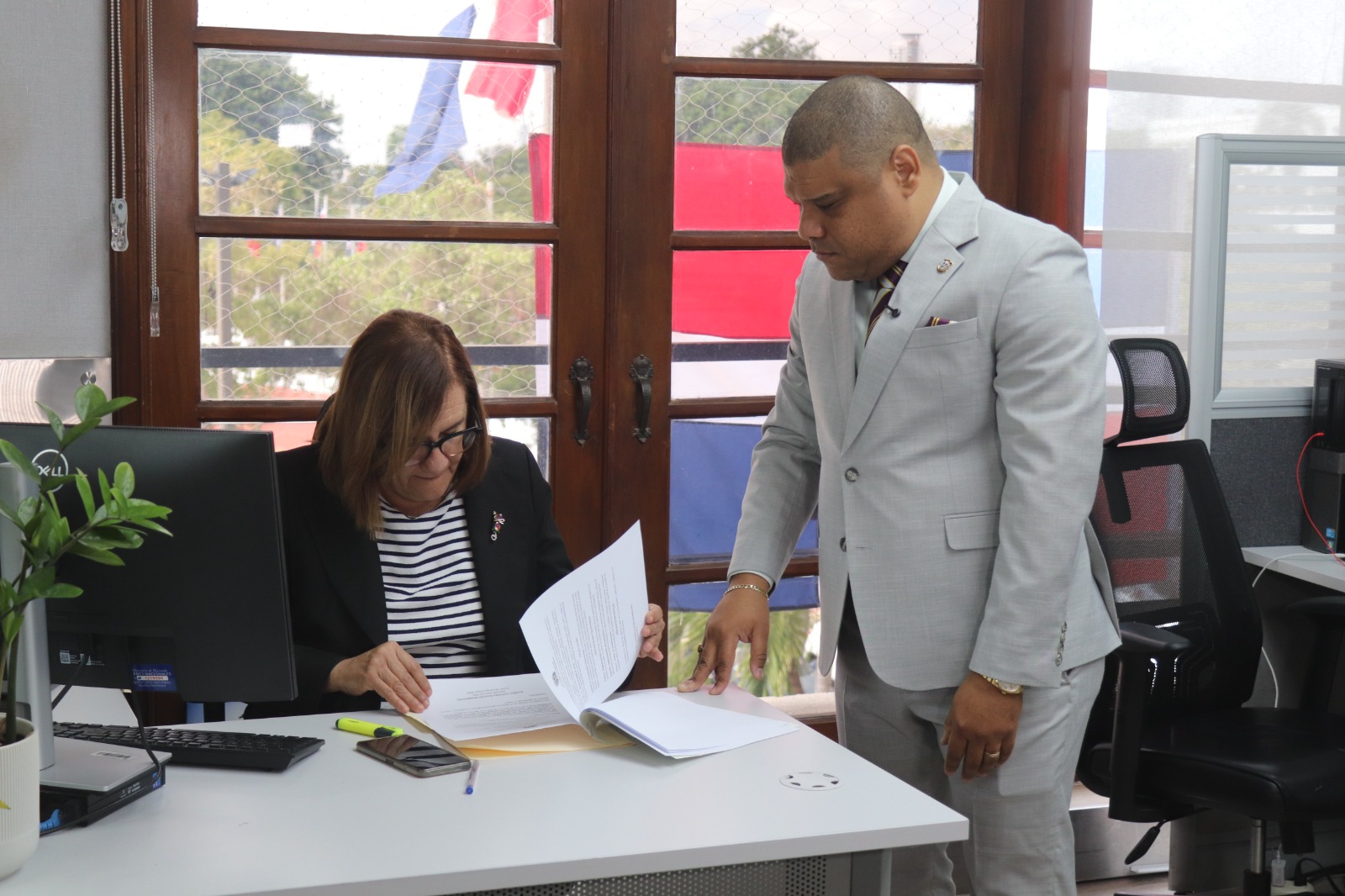 Diputado Ramón Raposo entrega proyecto.