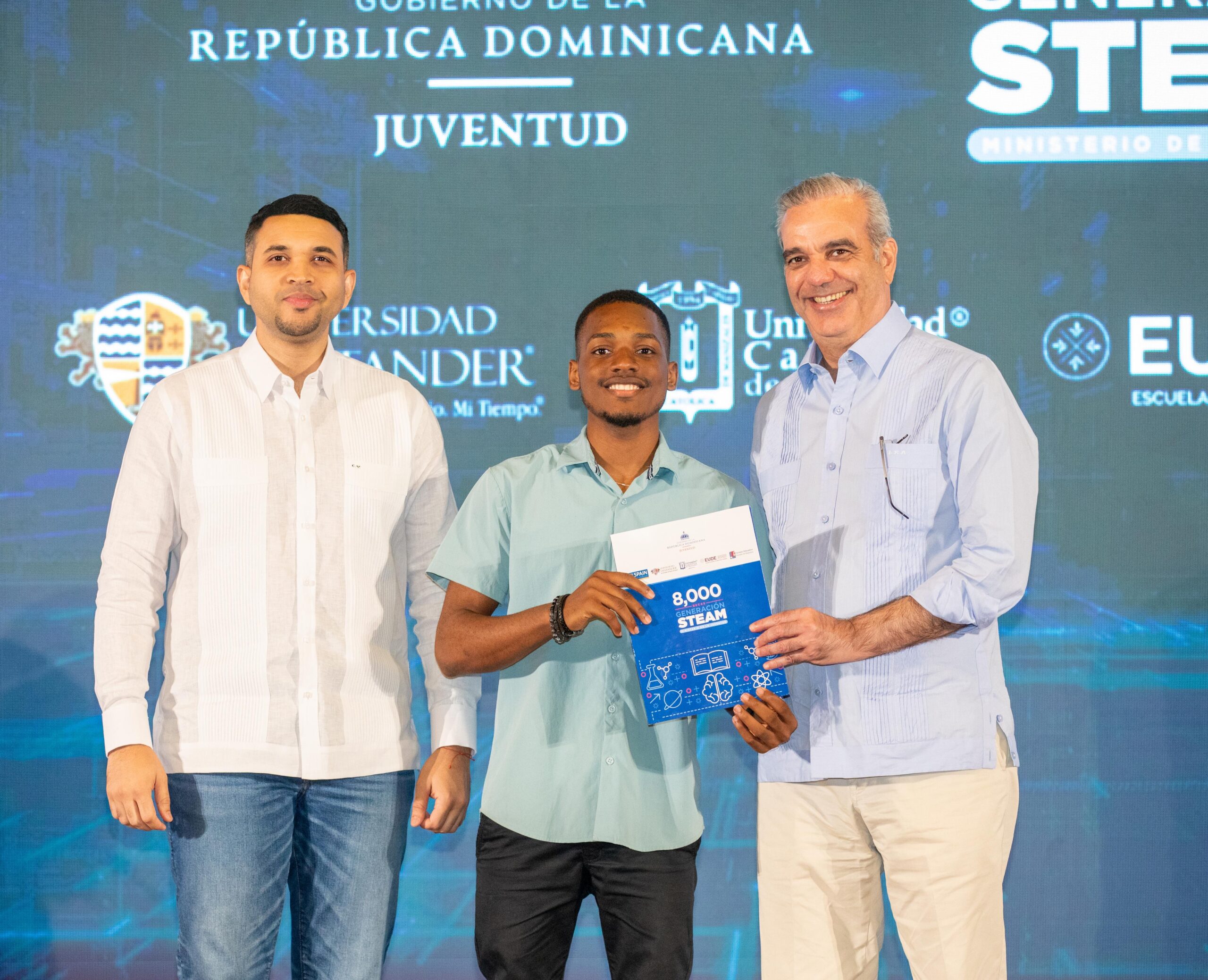 Presidente Abinader entrega becas Steam