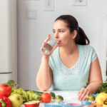 Beber agua no interfiere con la absorción de nutrientes ni retrasa el proceso digestivo