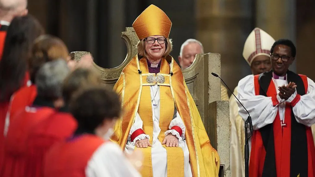 Sarah Mullally, una antigua comadrona hizo historia el miércoles al ser entronizada como arzobispa de Canterbury