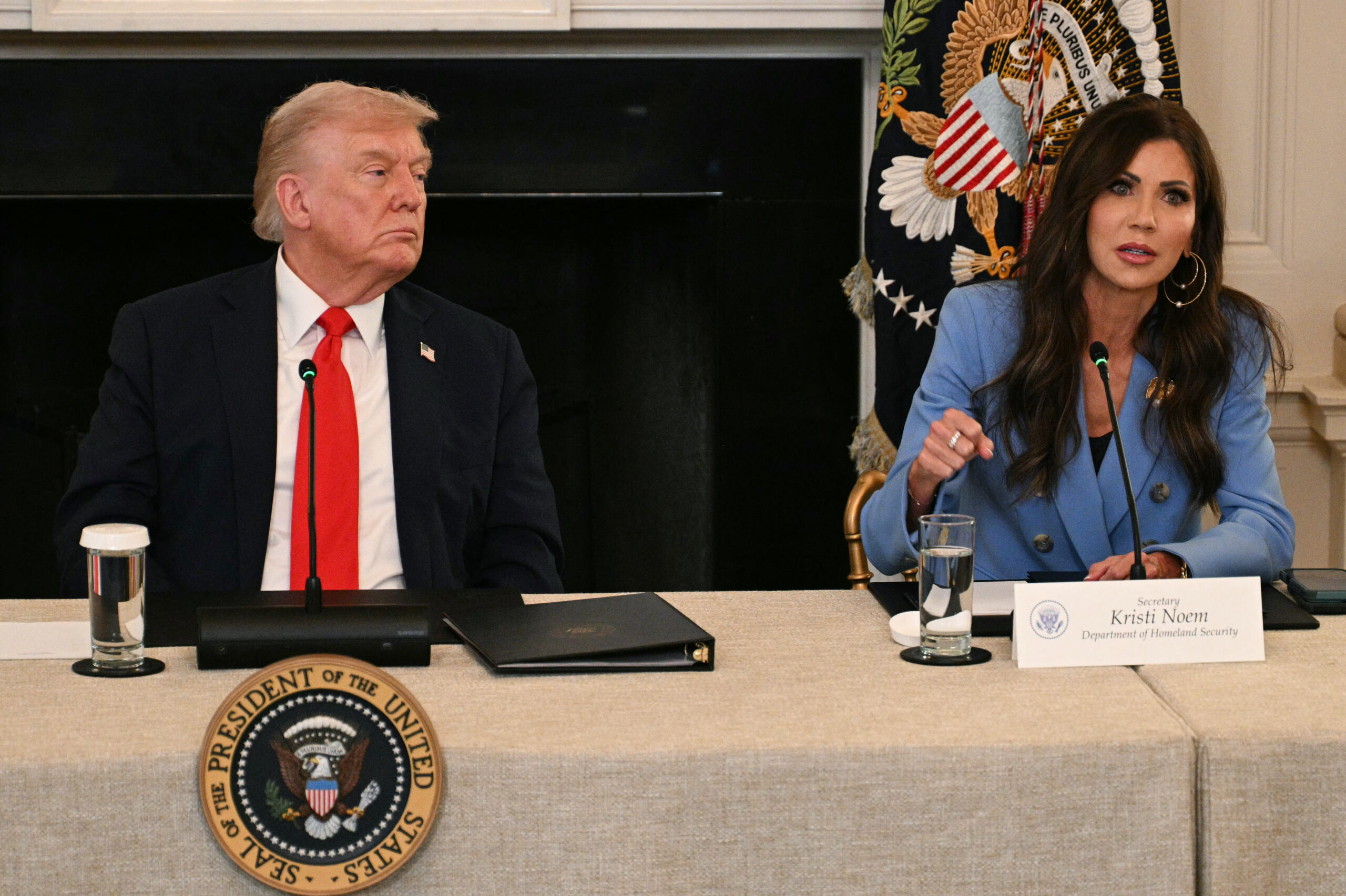 Donald Trump y Kristi Noem