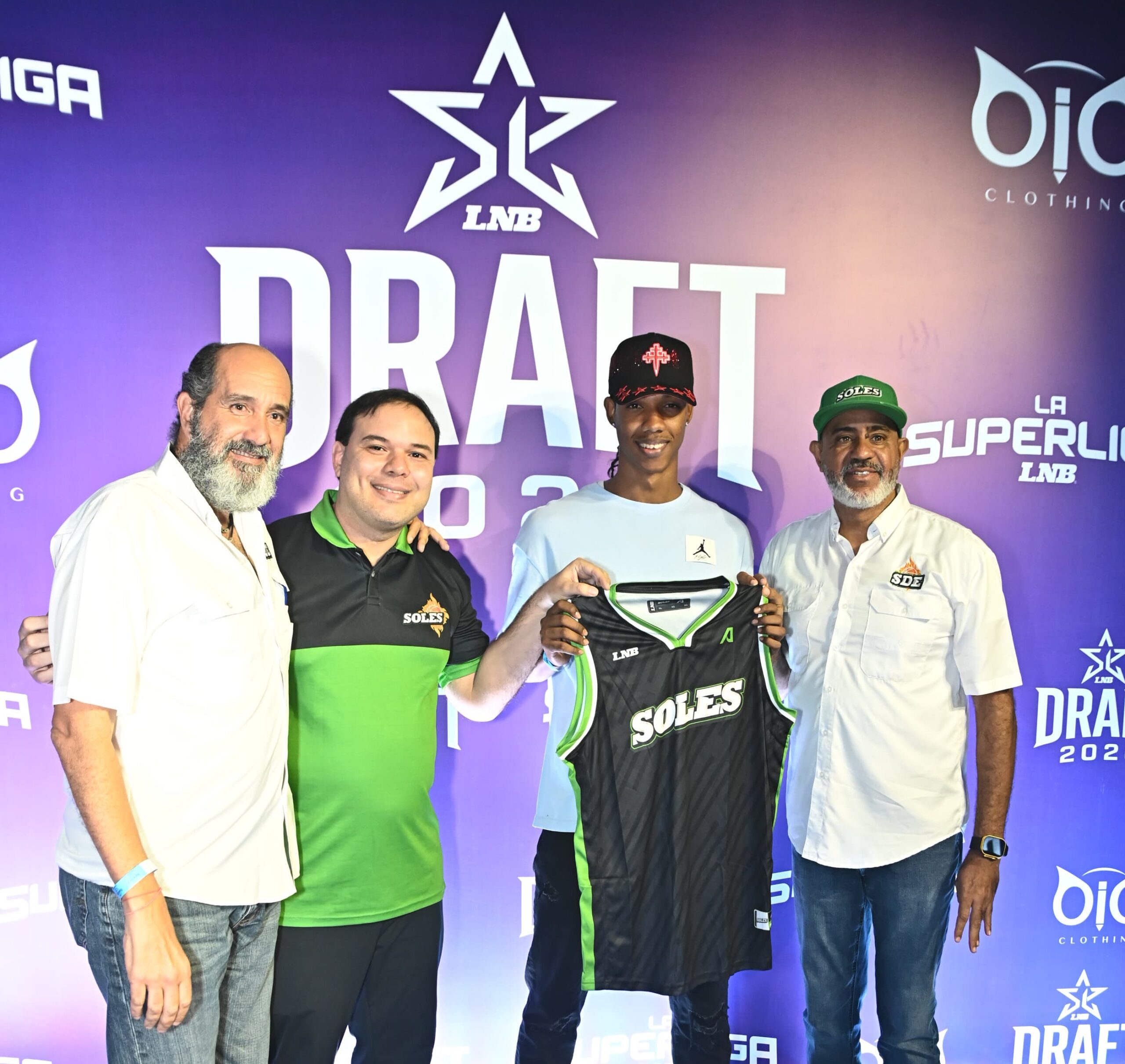 El jugador Bryan Luciano, centro, recibe la camiseta de Soles del Este de parte del presidente Pedro Chalas Ferreras, Oscar Valdez y Danilo Mesa