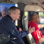 Diego Pesqueira, vocero de la Policía Nacional, en un guagua.