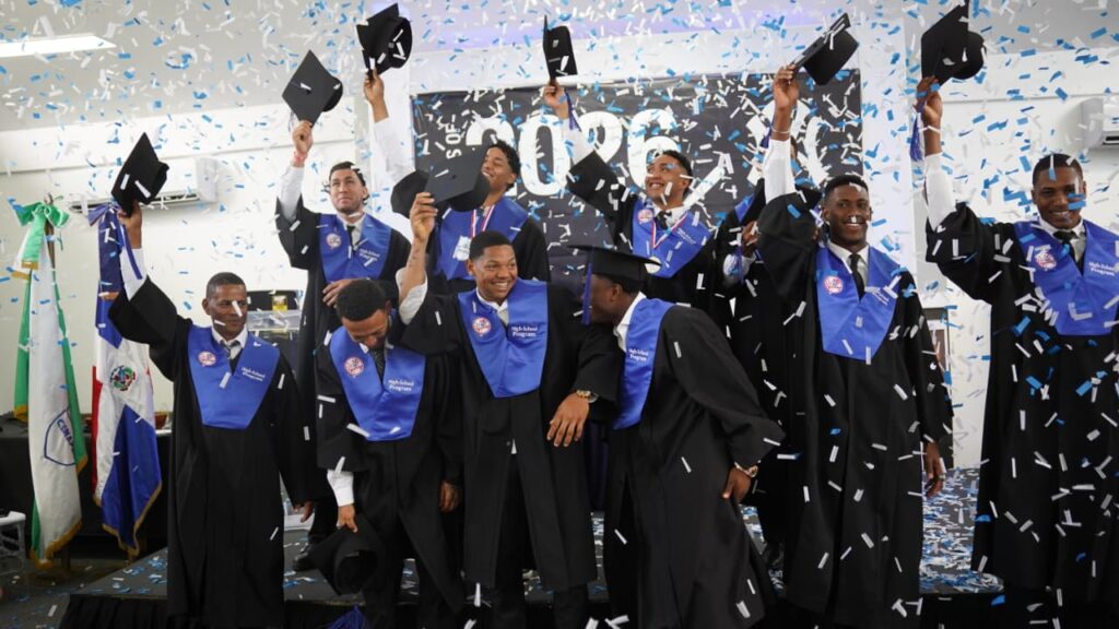 Prospectos de los New York Yankees celebran su graduación de secundaria.