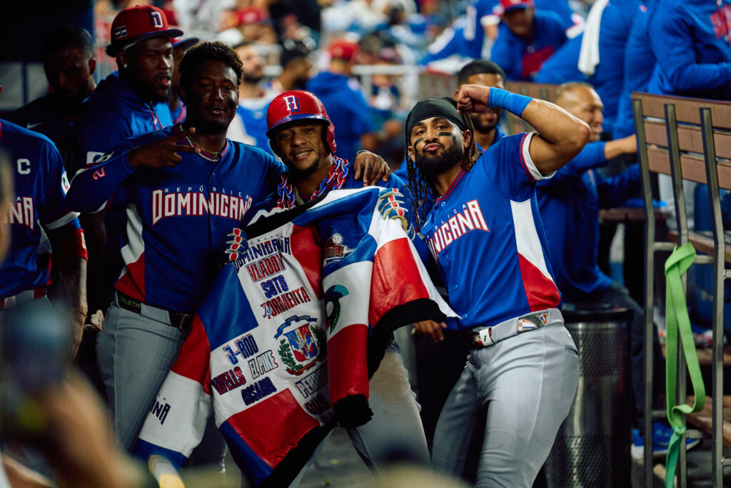 Peloteros dominicanos celebran uno de los cuatro jonrones del partido.