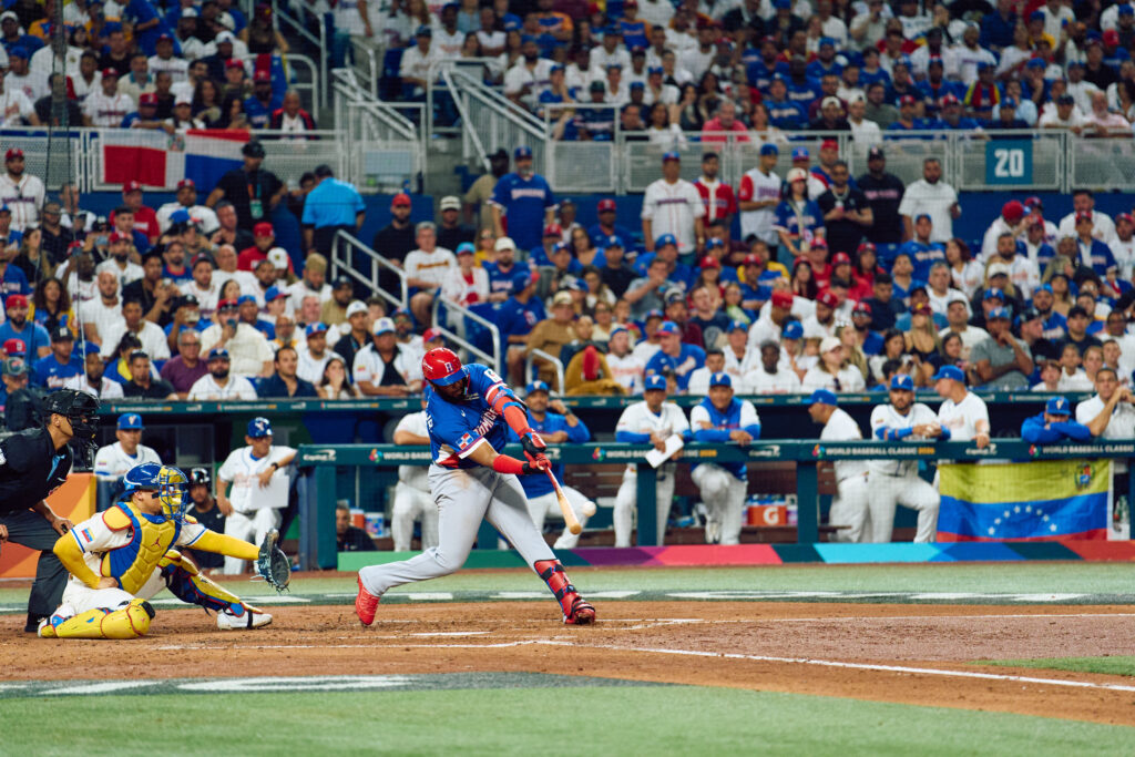 Vladimir Guerrero Jr en el momento preciso de pegar jonrón.