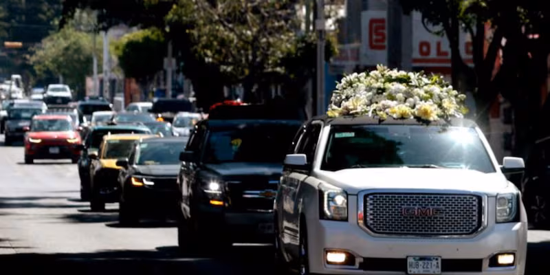 Lujo extremo y un féretro de oro, así fue el funeral de “El Mencho” en Guadalajara