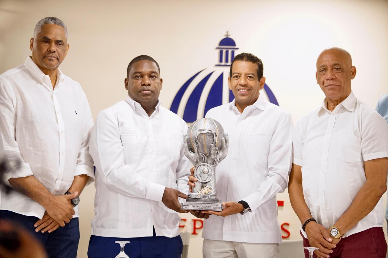 Edwin Castillo (Tatico), presidente de Abadina, y Stalin Alcántara, vicealcalde del Distrito Nacional, presentan la Copa Seaboard a disputar en el torneo U25.
