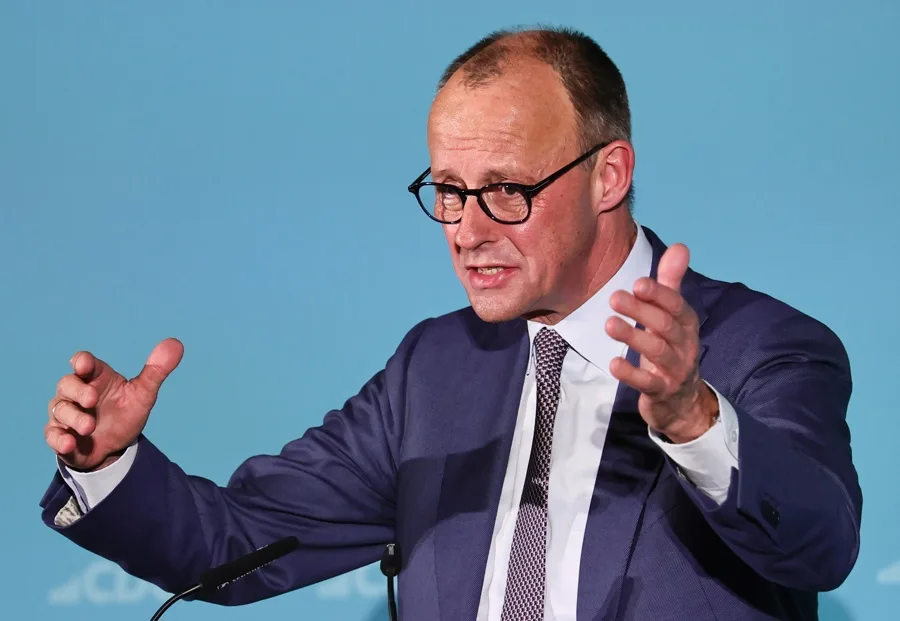 El canciller alemán Friedrich Merz interviene durante un acto de campaña del partido CDU para las elecciones regionales en Bad Dürkheim, Alemania, este viernes. EFE/EPA/RONALD WITTEK.