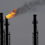 Chimeneas en una refinería de gas y petróleo, en una imagen de archivo. EFE/Robert Ghement.