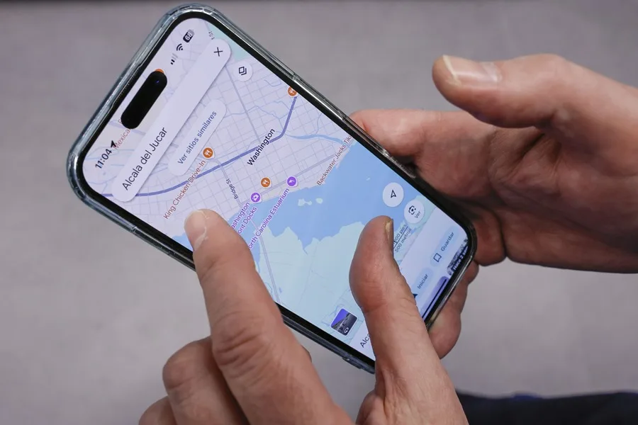Vista de un teléfono móvil en el que una persona revisa Google Maps. 