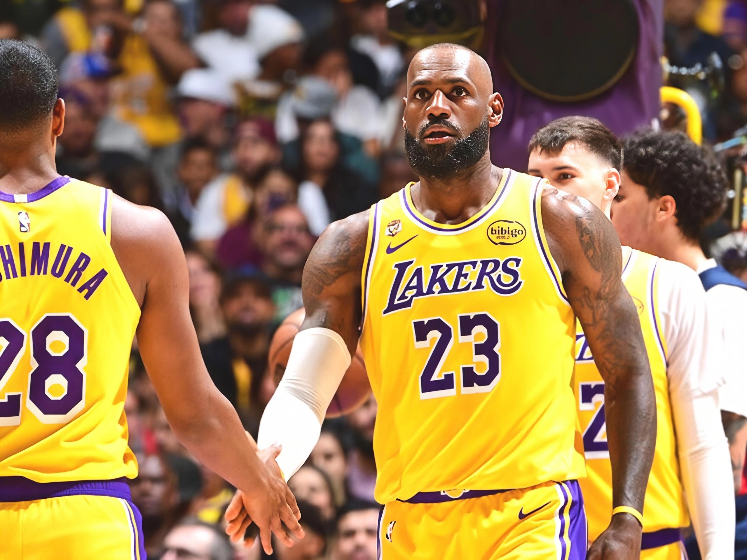 LeBron James registró 21 puntos, 12 asistencias y 10 rebotes; Austin Reaves aportó 19 puntos y nueve asistencias; y los Los Angeles Lakers se impusieron con autoridad por 120-101