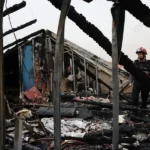 Daños en el lugar de un presunto ataque con misiles ocurrido durante la noche en una zona residencial cerca de la ciudad de Shoham, en el centro de Israel.
