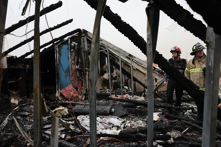 Daños en el lugar de un presunto ataque con misiles ocurrido durante la noche en una zona residencial cerca de la ciudad de Shoham, en el centro de Israel.