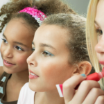 Niñas usando cosméticos. Imagen de referencia.