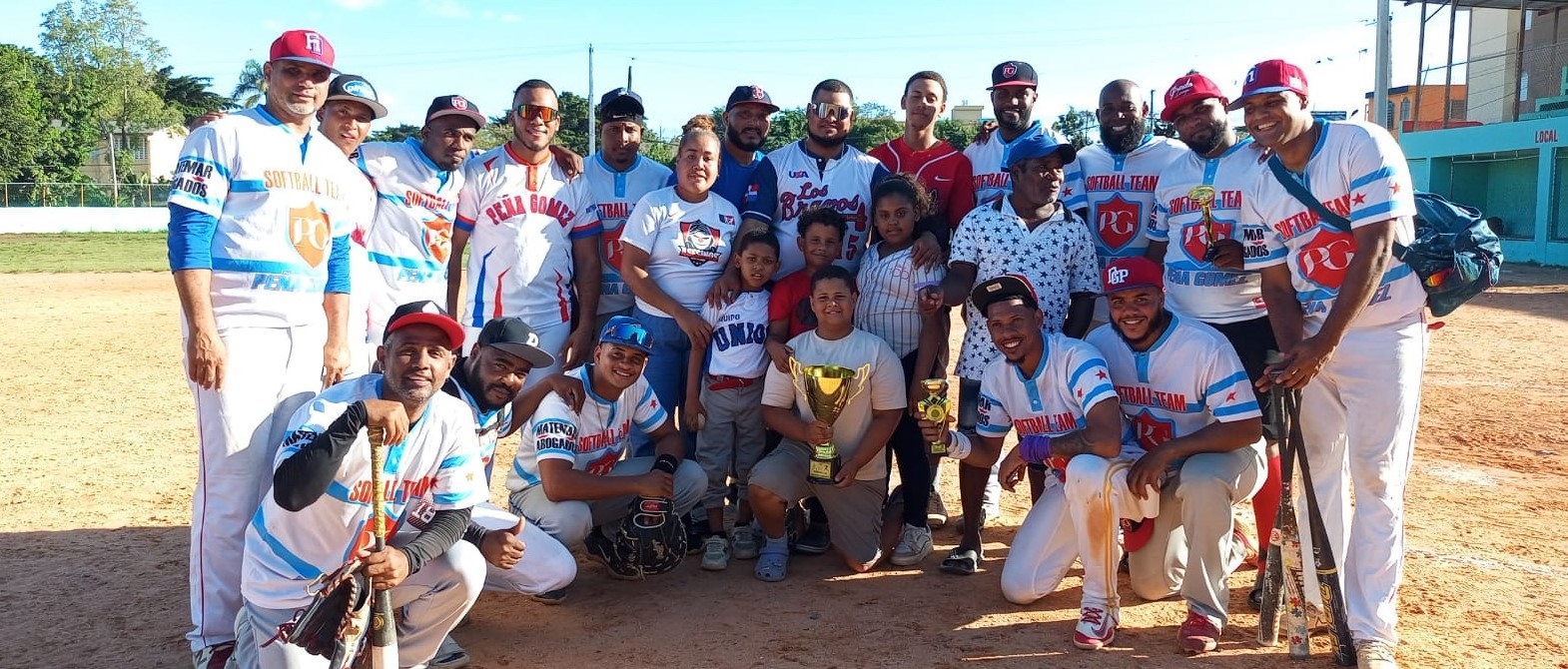Jugadores del Peña Gómez Softball Team celebran su coronación como campeones de la Copa Independencia de Sabana Perdida, en Santo Domingo Norte, tras la jornada final celebrada el 15 de marzo de 2026.