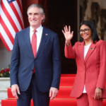 Diplomático de Estados Unidos junto a Delcy Rodríguez, presidenta encargada del Gobierno de Venezuela.