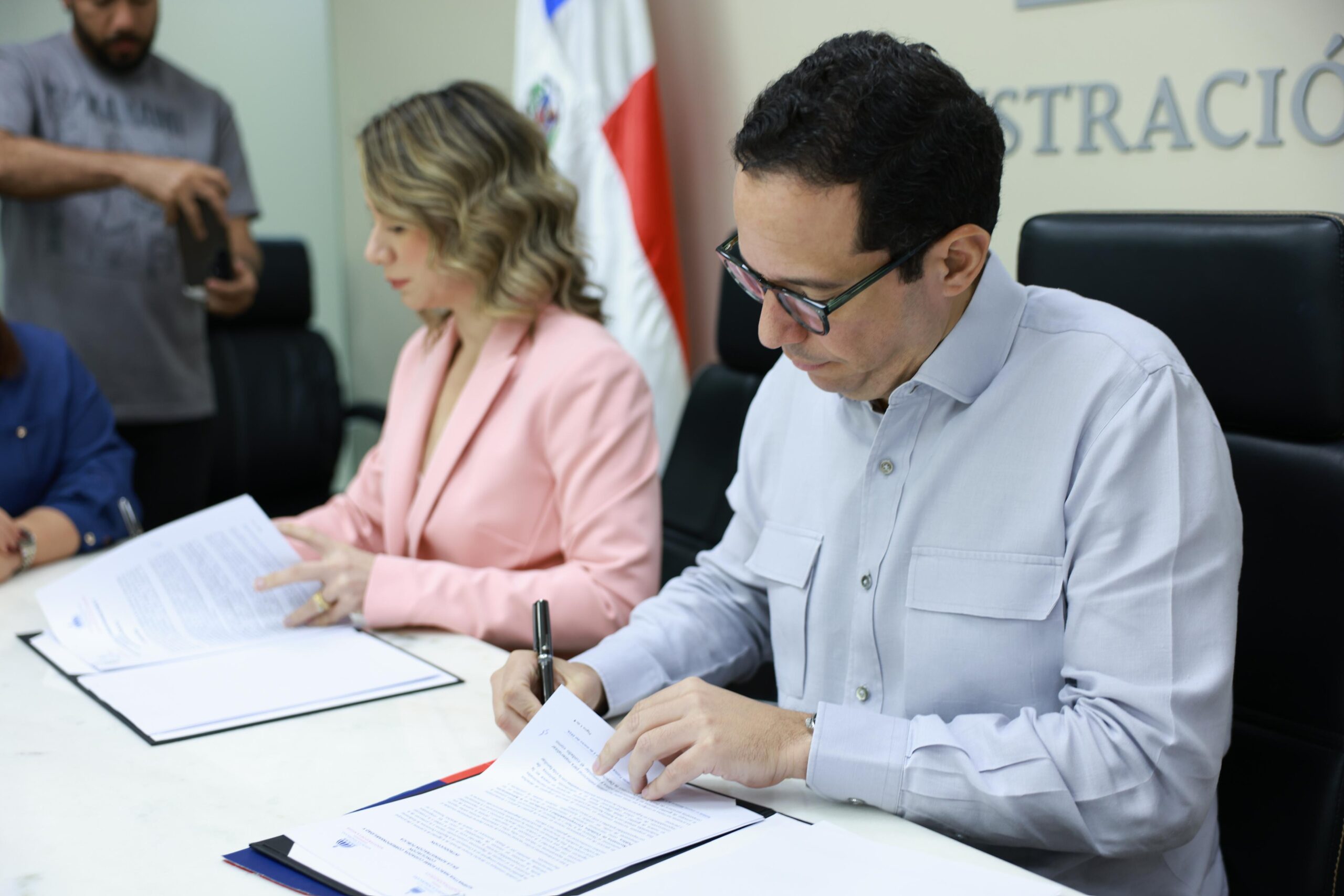 El ministro Sigmund Freund y la ministra Gloria Reyes encabezaron la firma de la resolución sobre corresponsabilidad y conciliación laboral.