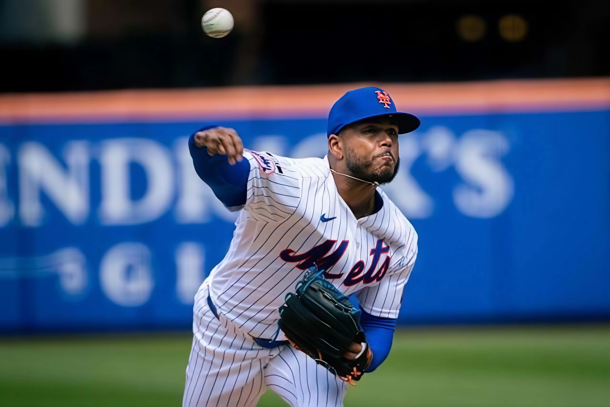 Freddy Peralta lanzador derecho dominicano de los metros de Nueva York ganó su primera salida del 2026.