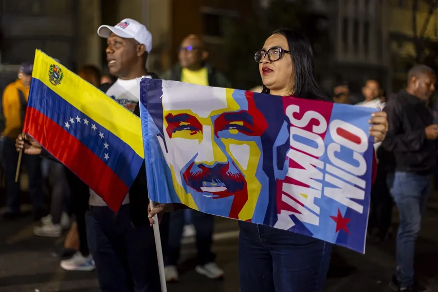 Personas sostienen banderas en una vigilia, en Caracas (Venezuela). EFE
