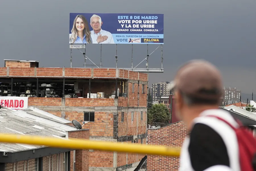 Fotografía del 24 de febrero de 2026 que muestra una valla con publicidad política del partido uribista Centro Democrático en Bogotá (Colombia). EFE/ Carlos Ortega.