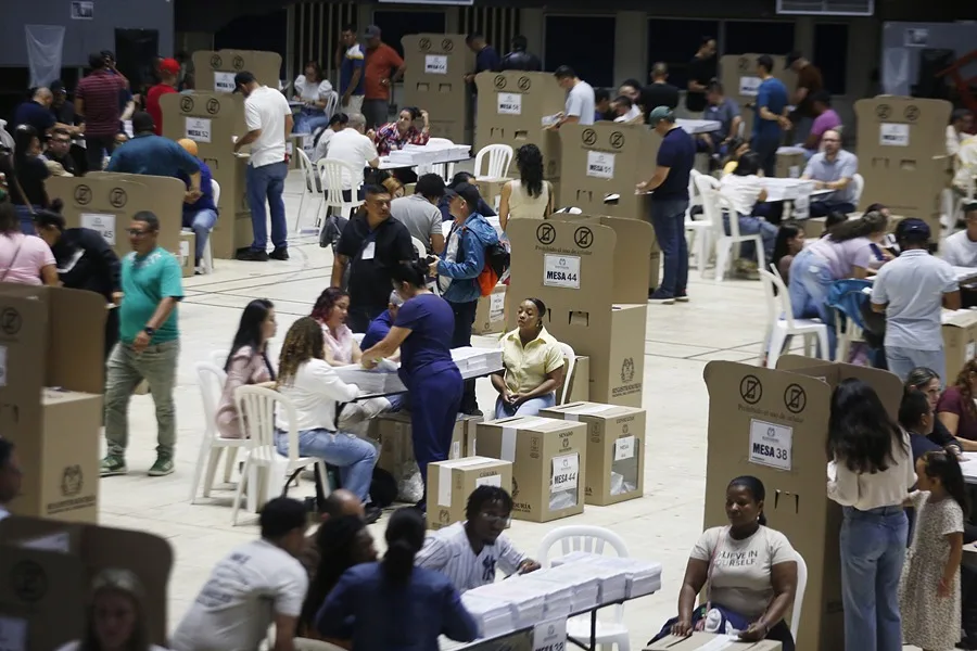 Ciudadanos asisten a votar este domingo, en Cali (Colombia). EFE/ Ernesto Guzmán.