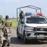 Integrantes de la Policía de Bolivia custodian durante un operativo este viernes, en Santa Cruz (Bolivia). EFE/ Juan Carlos Torrejón.