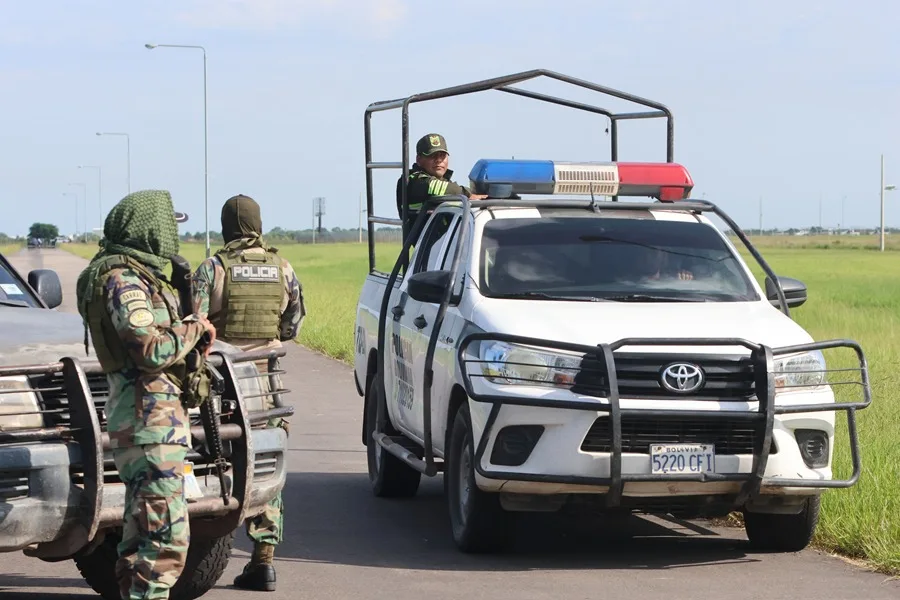 Integrantes de la Policía de Bolivia custodian durante un operativo este viernes, en Santa Cruz (Bolivia). EFE/ Juan Carlos Torrejón.