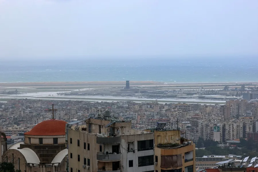 Vista general de edificios residenciales durante un día lluvioso en un suburbio al sur de Beirut, cerca del Aeropuerto Internacional Beirut-Rafik Hariri, Líbano, 15 de marzo de 2026. EFE/EPA/Wael Hamzeh.