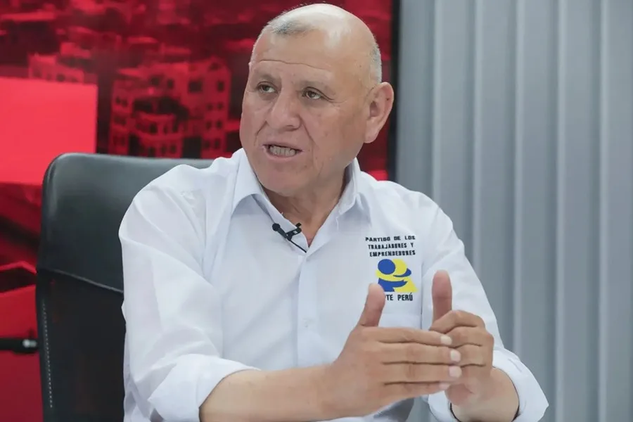 Napoleón Becerra García, candidato presidencial por el Partido de los Trabajadores y Emprendedores