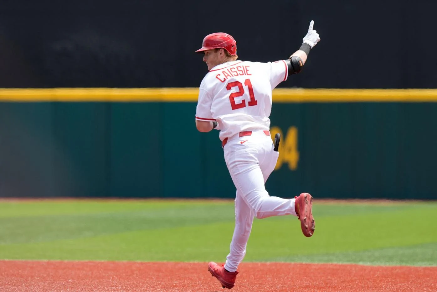 Owen Cassie recorre las bases luego de su jonrón.