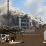 El humo se eleva en el centro de Teherán después de un ataque israelí este 1 de marzo.