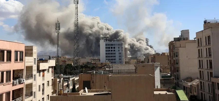 El humo se eleva en el centro de Teherán después de un ataque israelí este 1 de marzo.