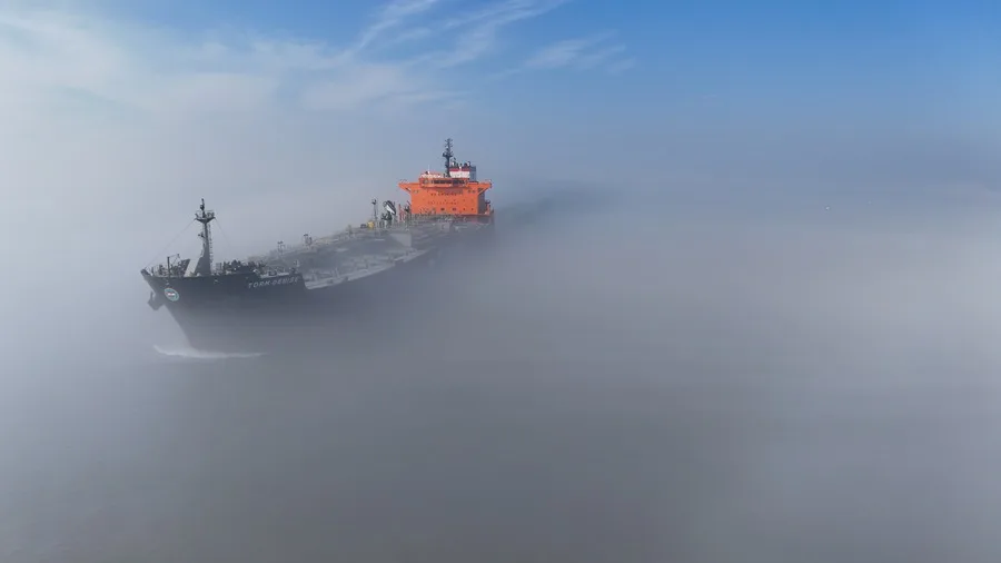 Vista de un buque petrolero que tuvo que desviarse para no pasar por el estrecho de Ormuz