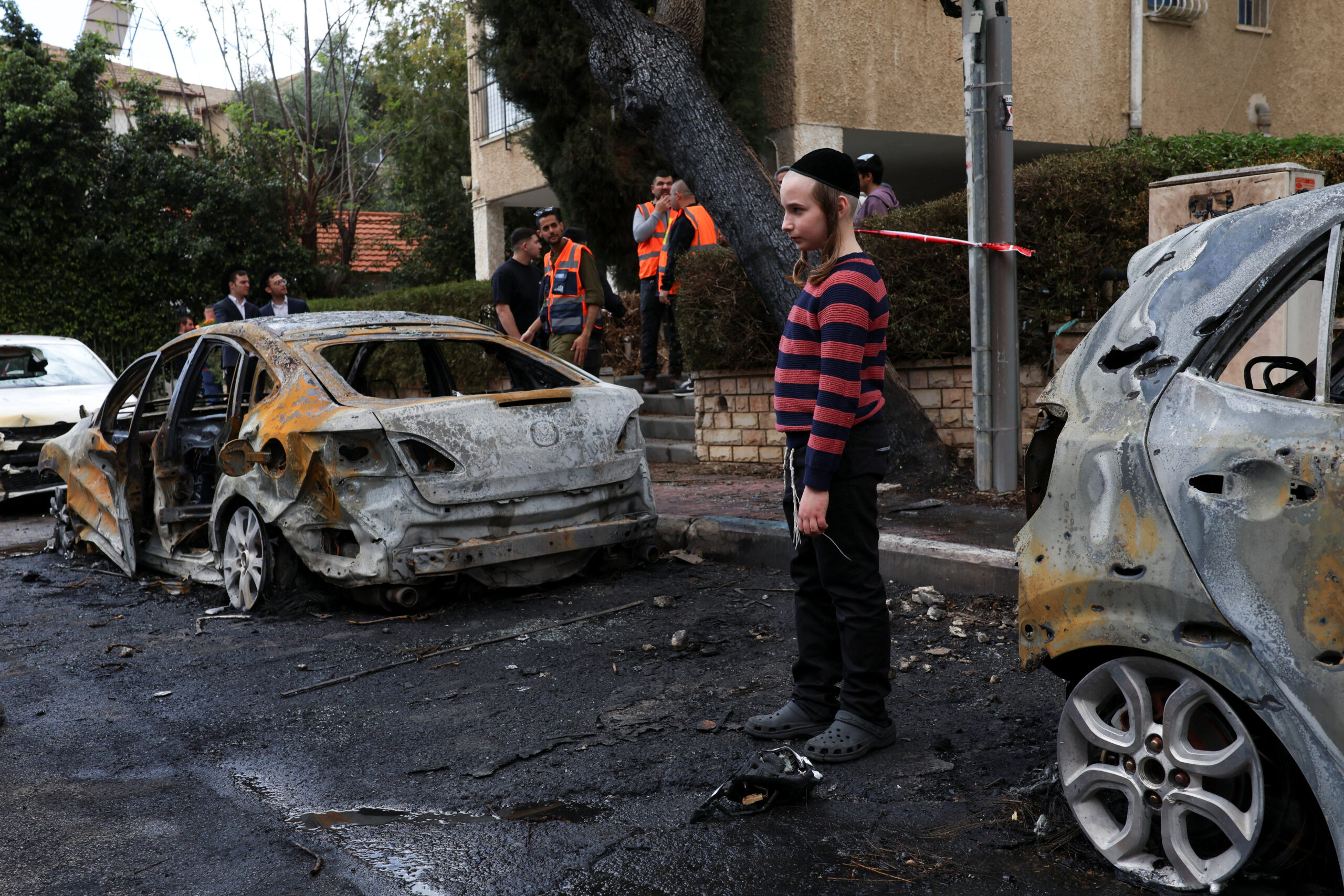 Un misil iraní con cabeza de racimo cayó en el centro de Israel e hirió a ocho personas
