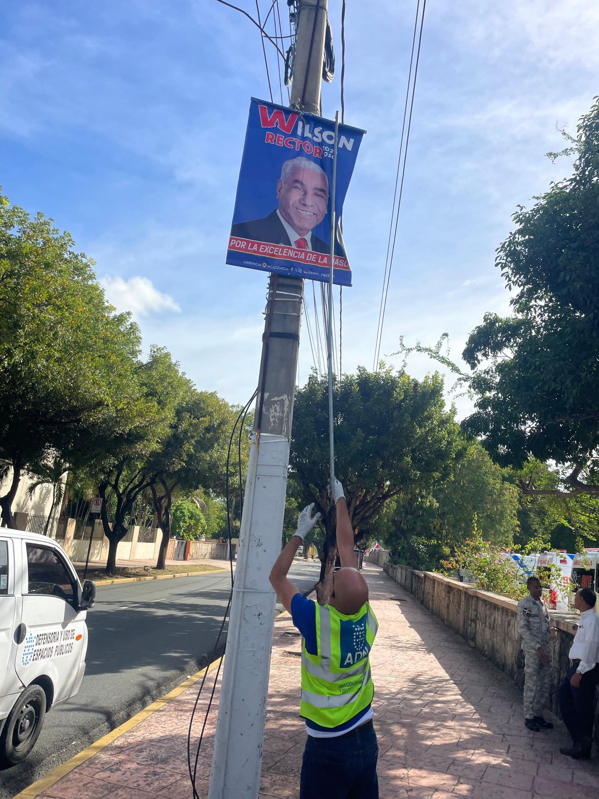 Alcaldía retira propaganda irregular en espacios públicos