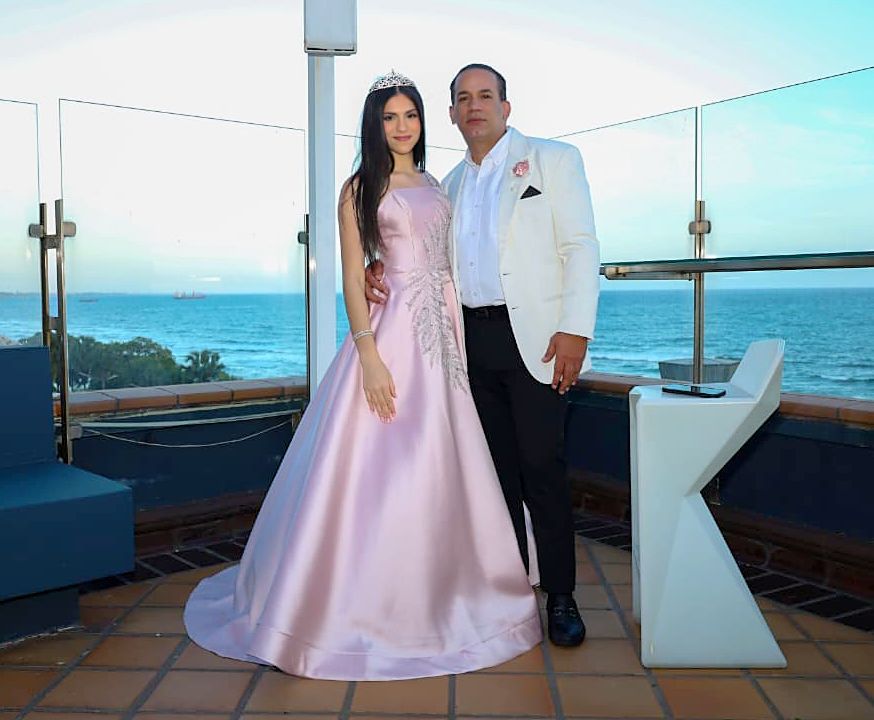 Rubí López, junto a su padre el abogado Emilio López