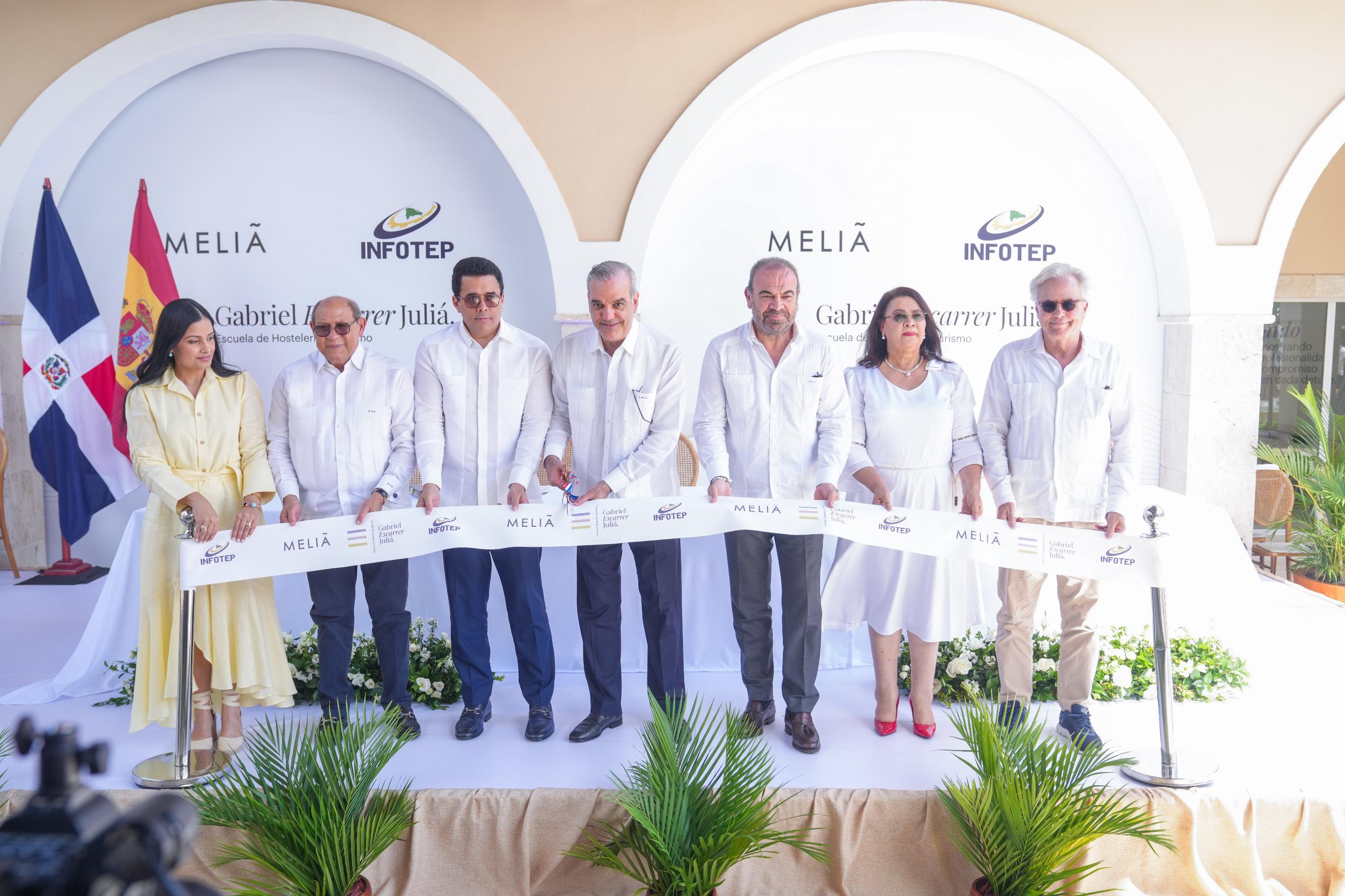 Luis Abinader encabeza inauguración de una escuela en Punta Cana.