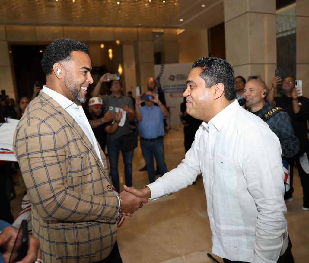  Una explosión de alegría y dominicanidad se vivió este lunes 02 de marzo, cuando el ministro de Deportes, Kelvin Cruz, recibió al equipo que representará a la República Dominicana en el Clásico Mundial de Béisbol 2026.