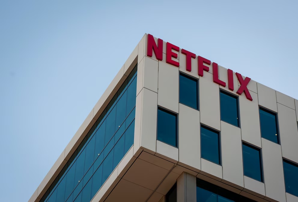 La razón por la que Netflix se retiró de la puja por Warner Bros: “Somos constructores, no compradores”