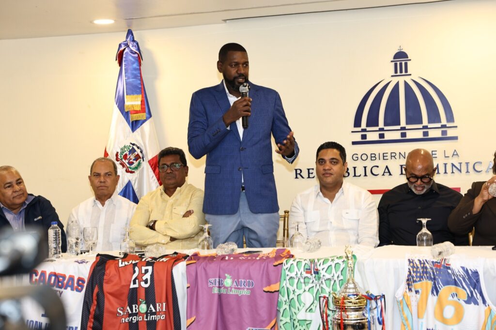 William Cabral Lugo, presidente de Abasado, anuncia la dedicatoria del TBS Santo Domingo 2026 al presidente Luis Abinader.