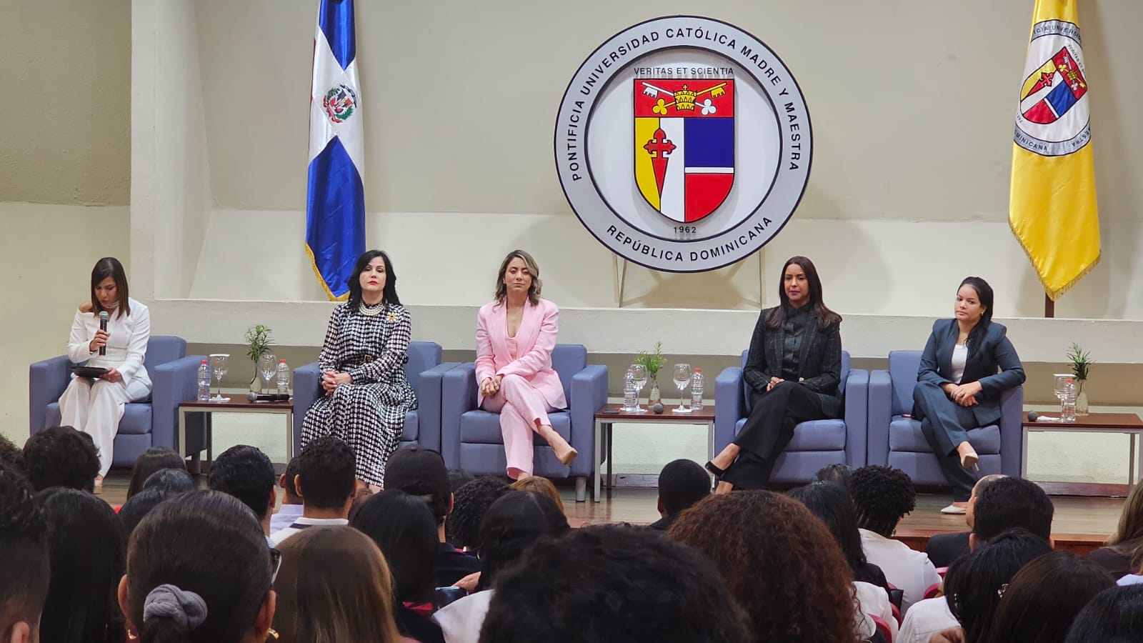 Heidy Berroa, moderadora; Marisol Vicens, socia de la firma Headrick Rizik Álvarez & Fernández; Gloria Reyes, ministra de la Mujer; ; Selinée Méndez, diputada por el Distrito Nacional; y Yorlin Vásquez, jueza de la Segunda Sala de la Suprema Corte de Justicia / Karina Jiménez