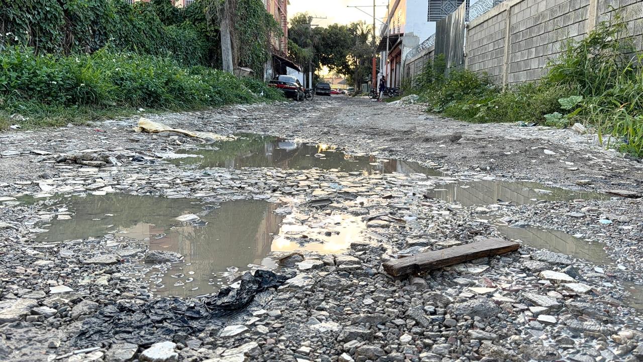 Calles destruidas y llenas de lodo dificultan el tránsito de vehículos y peatones en Cancino Adentro.