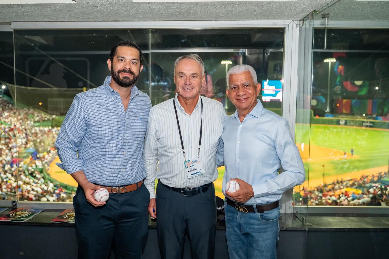 El comisionado Rob Manfred se reune con el presidente del Senado Ricardo De Los Santos y Yerik Pérez principal ejecutivo de ADOTURD.