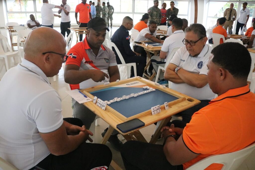 Vista de los jugadores en plena de acción de competencia del dominó de los Juegos Militares.