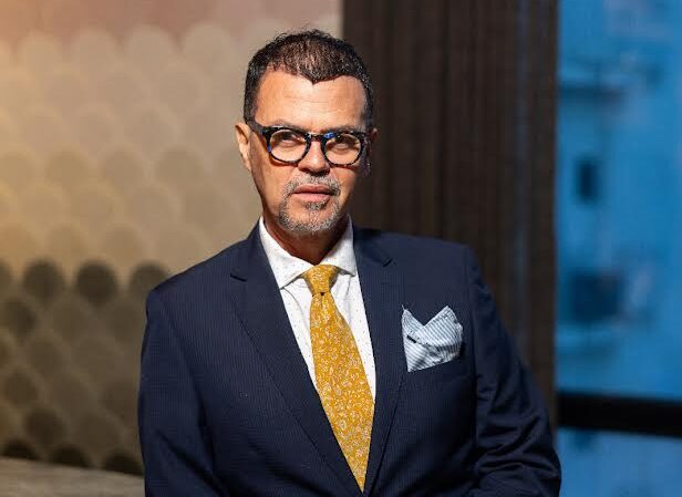 Gurú de la moda, Sócrates McKinney